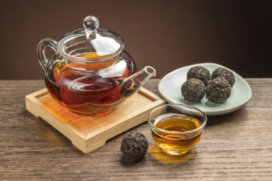 一盘普洱茶摆放在桌面上特写