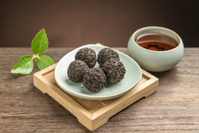 一盘普洱茶摆放在桌面上特写