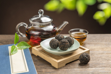 一盘普洱茶摆放在桌面上特写