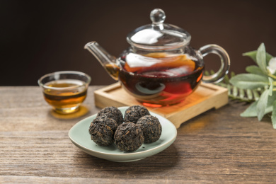 一盘普洱茶摆放在桌面上特写