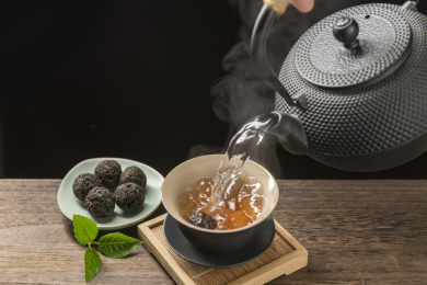 一盘普洱茶摆放在桌面上特写