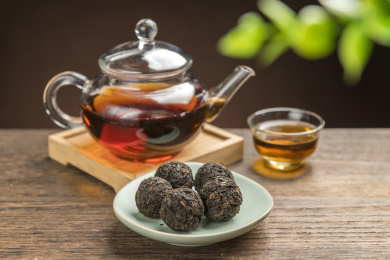 一盘普洱茶摆放在桌面上特写