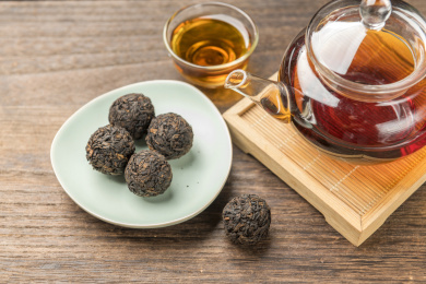 一盘普洱茶摆放在桌面上特写
