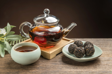 一盘普洱茶摆放在桌面上特写