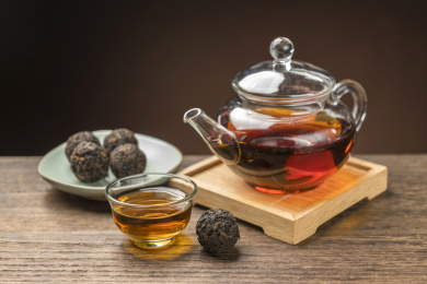 一盘普洱茶摆放在桌面上特写