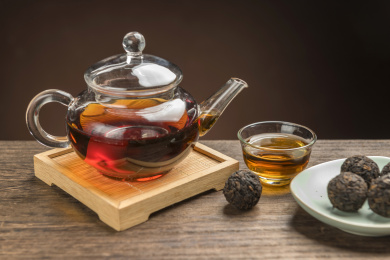 一盘普洱茶摆放在桌面上特写