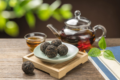 一盘普洱茶摆放在桌面上特写