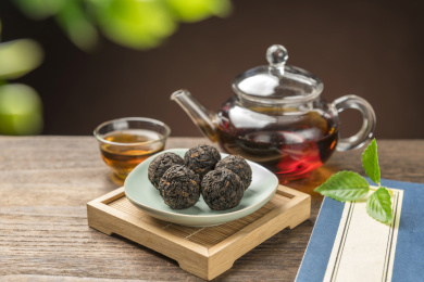 一盘普洱茶摆放在桌面上特写