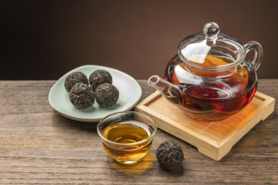 一盘普洱茶摆放在桌面上特写