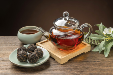 一盘普洱茶摆放在桌面上特写