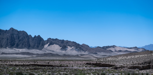 高原黑山凸现在视野