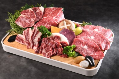 白包边竹底托盘高端和牛多部位拼盘暗调烤肉
