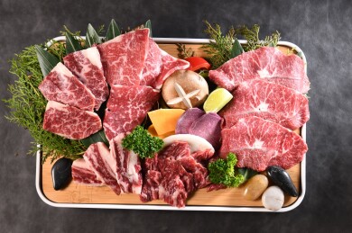 白包边竹底托盘高端和牛多部位拼盘暗调烤肉