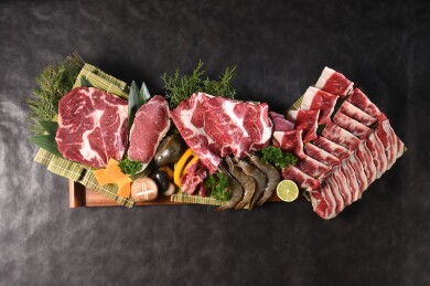 竹席实木托盘全景俯拍豪华全牛肉海鲜综合烤