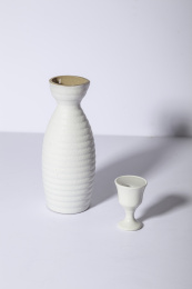 桌子上的酒