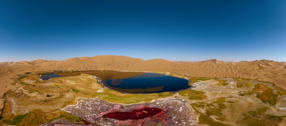 中国内蒙古阿拉善巴丹吉林沙漠的海子