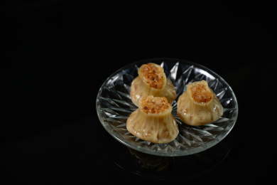 桌面上的盘子里的美味可口的烧卖