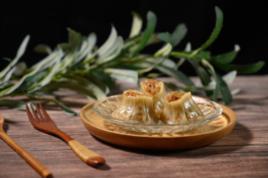 桌面上的盘子里的美味可口的烧卖