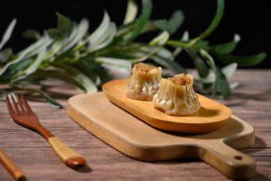 桌面上的盘子里的美味可口的烧卖