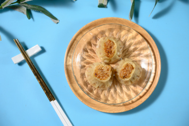 桌面上的盘子里的美味可口的烧卖