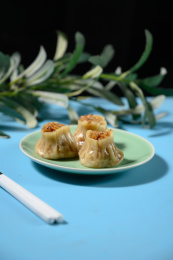 桌面上的盘子里的美味可口的烧卖
