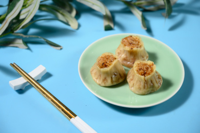 桌面上的盘子里的美味可口的烧卖