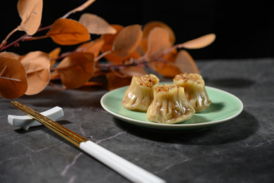 桌面上的盘子里的美味可口的烧卖