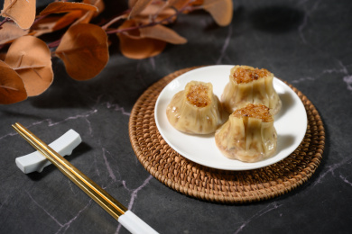 桌面上的盘子里的美味可口的烧卖