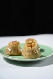 桌面上的盘子里的美味可口的烧卖