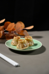 桌面上的盘子里的美味可口的烧卖