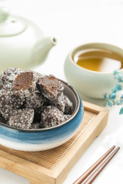 天津传统小吃酸磨糕酸枣糕摆放在桌面上特写