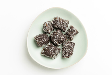 天津传统小吃酸磨糕酸枣糕摆放在桌面上特写