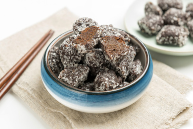 天津传统小吃酸磨糕酸枣糕摆放在桌面上特写