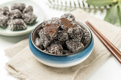 天津传统小吃酸磨糕酸枣糕摆放在桌面上特写