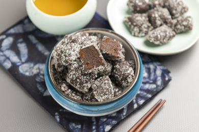 天津传统小吃酸磨糕酸枣糕摆放在桌面上特写