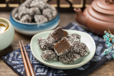 天津传统小吃酸磨糕酸枣糕摆放在桌面上特写