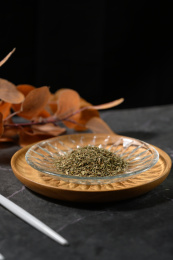 桌面上的盘子里的干爽且香气四溢的罗勒香料