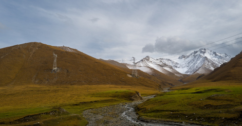 中国伊犁那拉提空中草原的雪山森林与草原