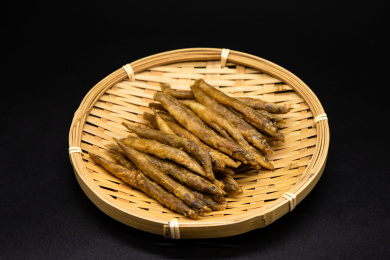 黑色背景美食香炸小河鱼 / 炸泥鳅