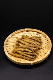 黑色背景美食香炸小河鱼 / 炸泥鳅