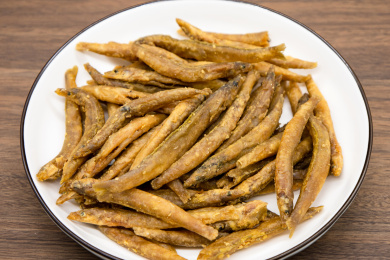 木桌背景美食香炸小河鱼 / 炸泥鳅