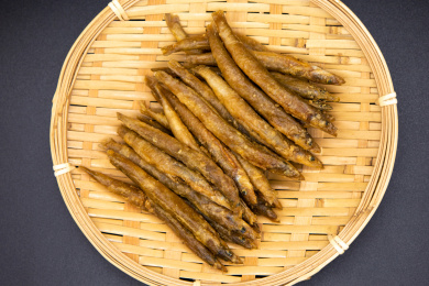 黑色背景美食香炸小河鱼 / 炸泥鳅