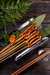 餐盘里的鱿鱼须小串