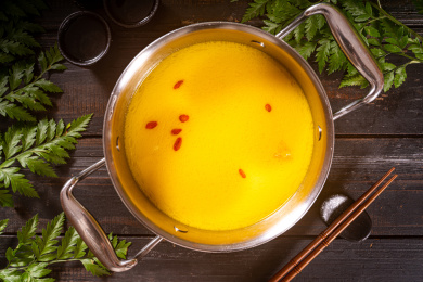 餐桌上的金汤锅底