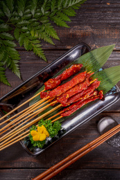 餐盘里的炸牛肉小串