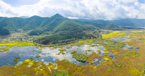 航拍泸沽湖草海风光