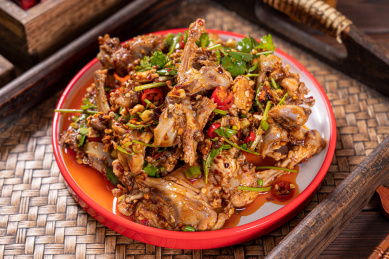 餐盘里的凉拌鸡骨架