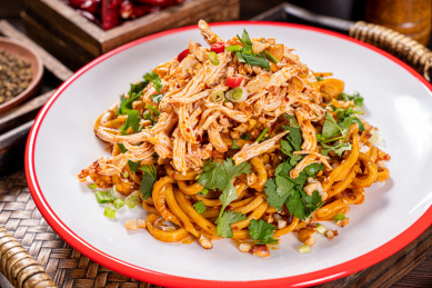 餐盘里的鸡丝凉面