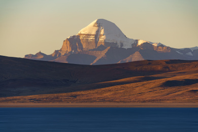 中国西藏神山冈仁波齐与鬼湖拉昂错