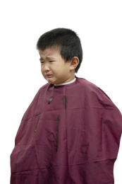 小男孩因为剪头发而感到伤心